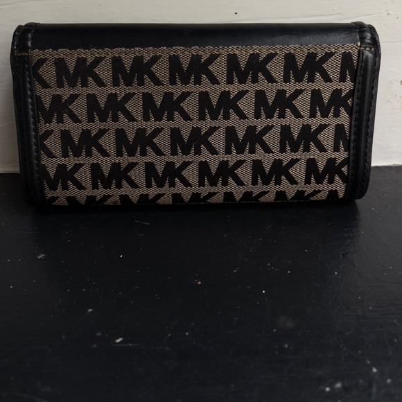 Michael Kors accordion wallet - Picture 3 of 3